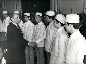 Requires: President Mitterrand with bakers and apprentices