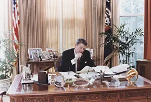 Reagan Na: President Reagan working at his Oval Office ?