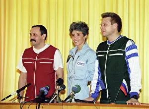 Claudie: Press conference of crew members of spaceship