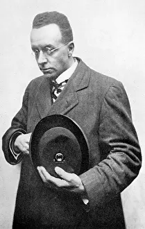 Cunning: Press photographer with hidden camera in his hat