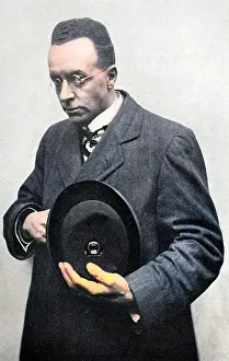 Cunning: Press photographer with hidden camera in his hat