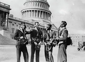 Dezember: Press photographers with gas masks