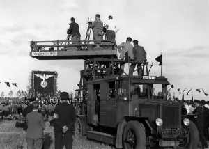Cameras: Press team of the Wochenschau at work, 1934