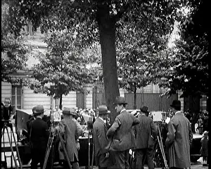 Morrow: Press Waiting for Charles Lindbergh and Anne