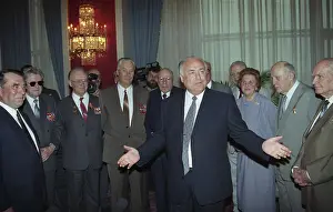 Governments: Prime Minister Viktor Chernomyrdin meets former