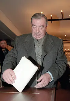 Bloc: Former Prime Minister Yevgeny Primakov votes in