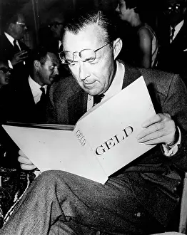Geld: Prince Bernhard of Lippe-Biesterfeld reading book