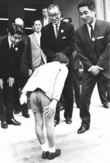 Naruhito: Prince Hiro bows before Orie Kitajima (center)