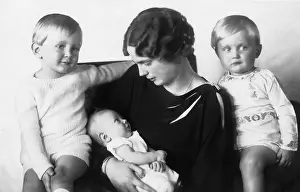 Conradin: Princess Caroline Mathilde of Saxe-Coburg and children