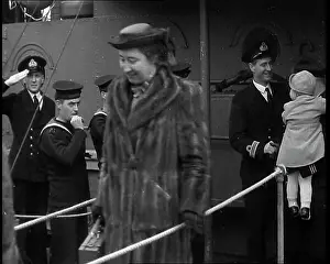 Juliana: Princess Juliana Walking Ashore In Dover