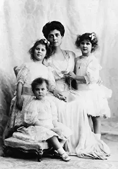Vladimirovna: Princess Nicholas of Greece and her daughters