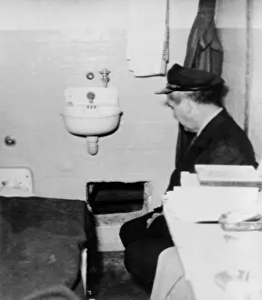 Jails: Prison guard sits inside the Alcatraz cell ?