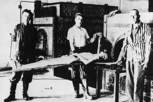Auschwitz: Prisoner workers in front of a furnace in Auschwitz
