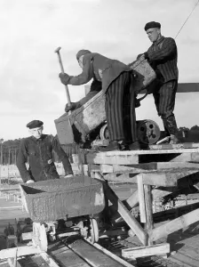 Sachsenhausen: Prisoners at work in Sachsenhausen concentration camp