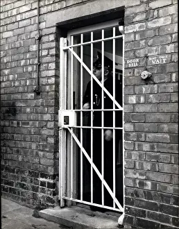 Barring: Prisons