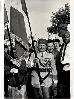 Stays: Pro-Gaullist demonstration, colonial military, Paris