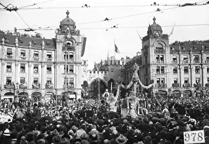 Karlsplatz: Procession at Karlsplatz in Munich, 1925
