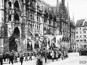 Disks: Procession on the Marienplatz in Munich, 1925