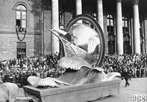Oversized: Procession in Munich, 1925