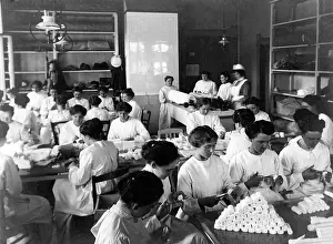 Kriegshilfsdienst: Production of bandage dressing, 1914