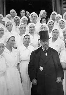Pinard: Professor Adolphe Pinard in the middle of sisters