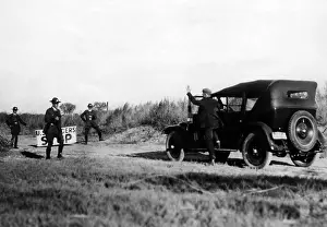 Smuggling: Prohibition: Bootlegger at the boarder Texas-Mexico, 192