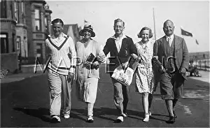 Lesley Bradshaw: PROMENADING 1920S