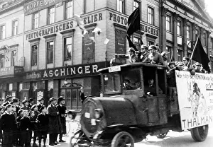 Rotfrontkaempferbund: Propaganda car of the KPD for the election of the Presid
