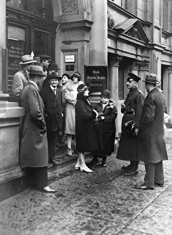 Fuer: Protest before the bank for German officials, 1929