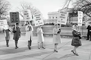 Picketing: protest - demonstration - people - labor - union