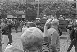 Angrily: Protest - gesture