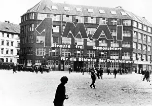 Editorial: Protesters of the KPD before the Karl-Liebknechthaus, 1929