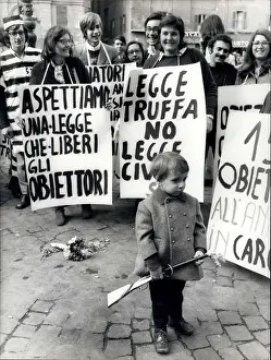 Induce: Protesters in Rome in prison uniform, en route to Senate