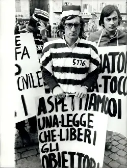 Induce: Protesters in Rome in prison uniform, en route to Senate