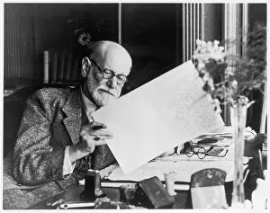 Neurologist: Psychoanalysis Sigmund Freud at Desk