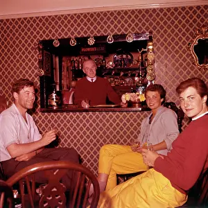 Lias: PUB SCENE 1960S