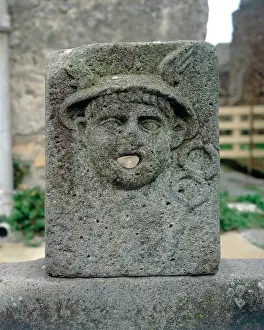 Mercurio: Public fountain decorated with a