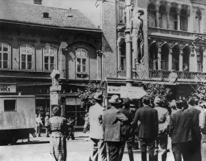 Serbs: Public hanging of a Serbian martyr in a public square