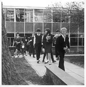 Coed: Pupils coming out of Holmshill Middle School