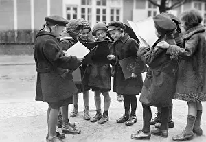 Seem: Pupils compare their grades, 1929