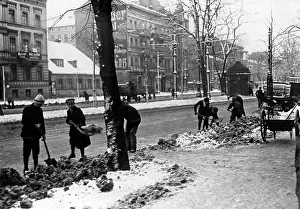 Grammar: Pupils shovelling snow, 1917