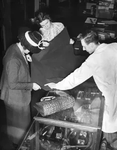 Housewives: Purchase of blackout paper, 1939