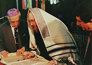 Purim: Purim celebration at the synagogue in Bucharest
