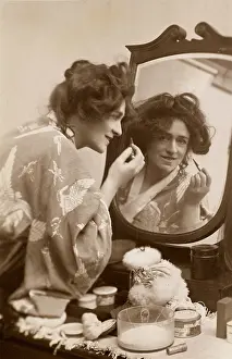 Puff: PUTTING ON LIPSTICK