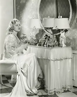 Atomizer: Putting on perfume -