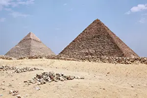 Khafre: Pyramid of Khafre and Menkaure in Cairo, Egypt