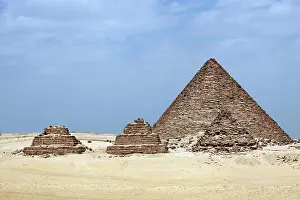 Menkaure: Pyramid of Menkaure in Cairo, Egypt