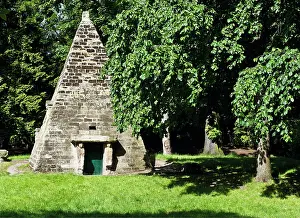 Staffage: Pyramid in Parc Monceau 2000