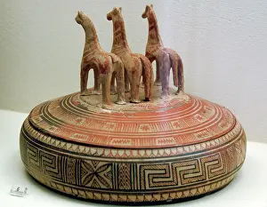 Trinkets: Pyxis decorated. Geometric period. Greece