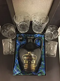 Flagon: QE2 - presentation whisky flagon with six glasses